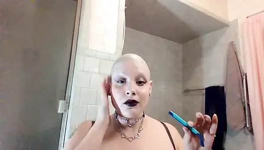 Сучка с блондинкой Buzzcut становится полностью лысой и жестко кончает
