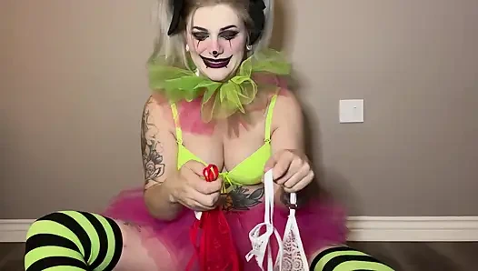 Clown, mädchen, höschen stopft ihre muschi