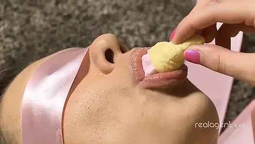 Красивая лесбо-крошка, связанная за ногу, ест мороженое и лижет киску подруги
