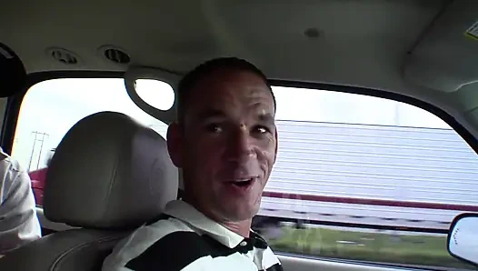 Junge schönheit mit runder arsch wird nach dem abholen gefickt