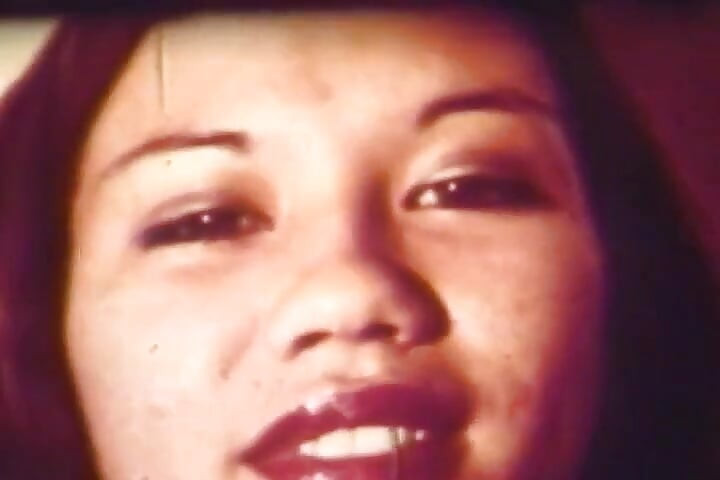 Retro iç çamaşırı tanrıçası ile klasik Asyalı üçlü seks klasiği