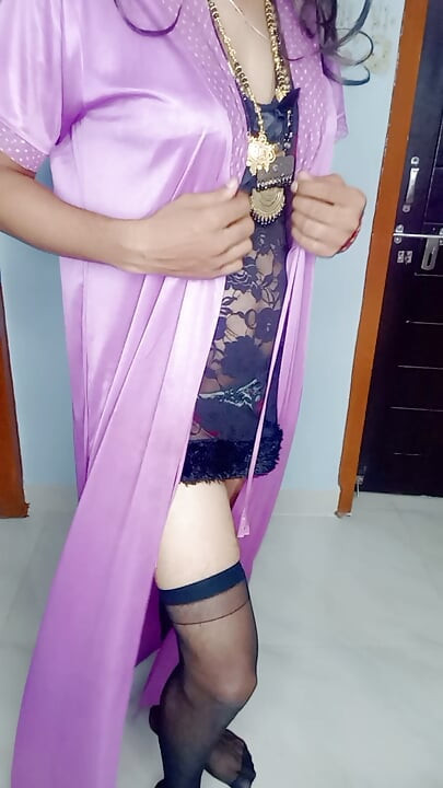 Meri mummy ne kal aisi hi apni chut me vibrator dala tha our do lund ek sath li thi