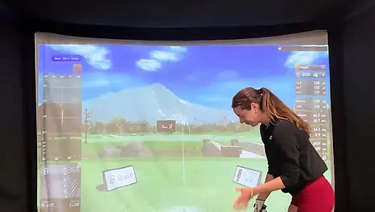 Aku lagi asik main golf di simulator! Berusaha untuk tidak muncrat saat aku bertukar pasangan!