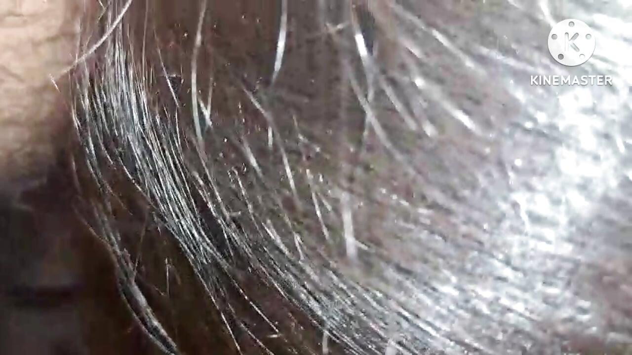 Tintin memasukkan air ke dalam mulut kakak ipar