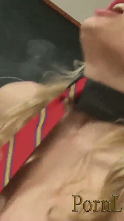Analnie rucha się z blondynką w dziwce w trójkącie | Klip 2