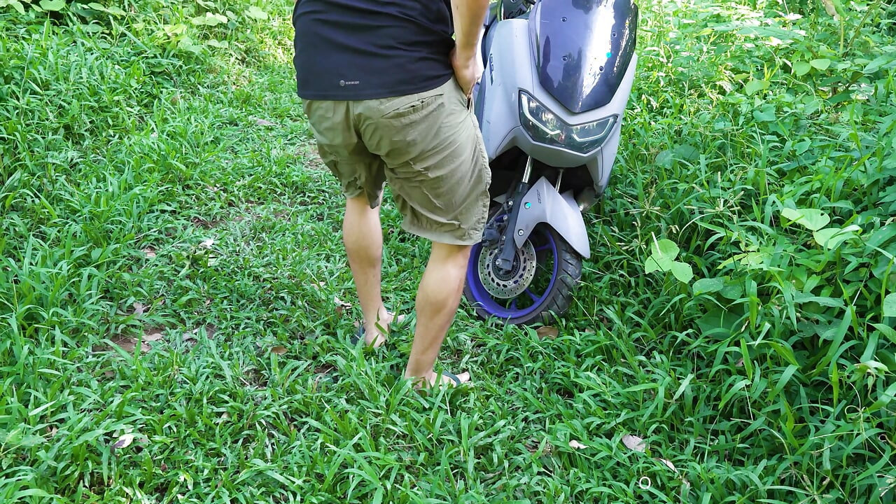 Premier chevauchage à moto avec un inconnu et baise brutale dans la jungle