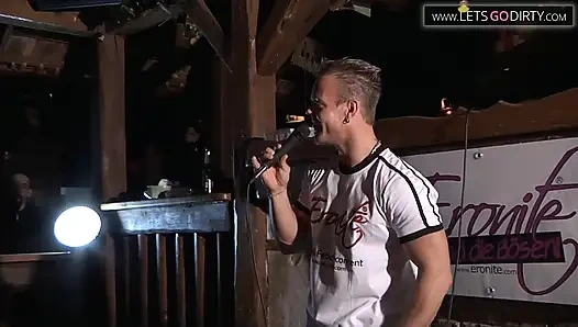 Kim получает огромный член глубоко в ее пизду, затем сосет его до камшота