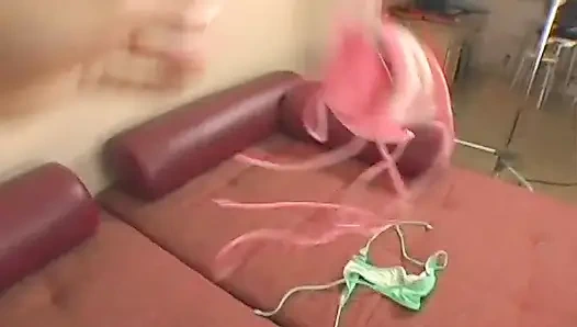 Mia si cewek hot lagi asik ngentot memeknya yang ditindik sampai mengerang keenakan