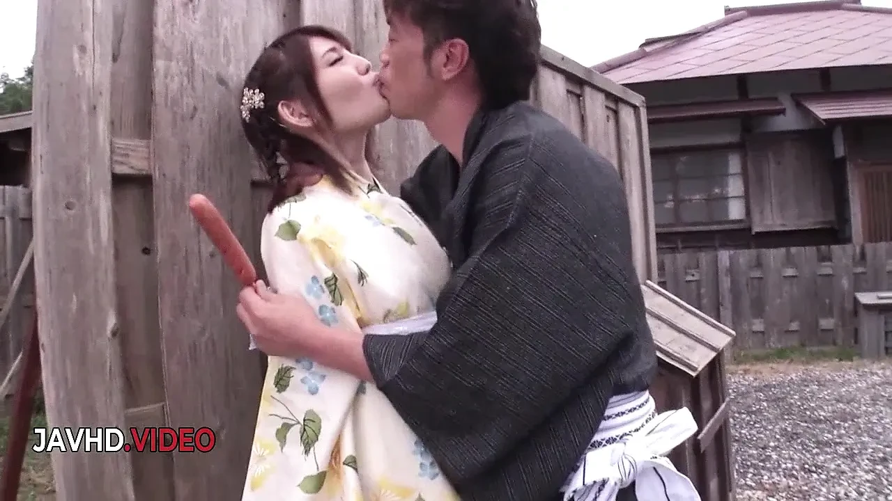 흥미로운 방법으로 자지를 즐기는 음란한 JAV 미녀!
