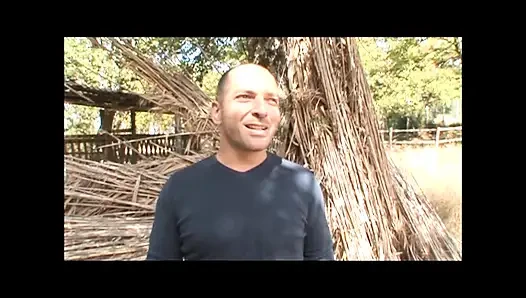 Dua lesbian jadul lagi asik masturbasi memeknya pakai dildo di kandang sebelum kencing