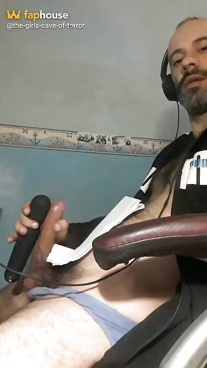 Moj prvi striptiz za vas, uključuje i svršavanje sa vibracijom na vrhu mog kurca dok ne svršim
