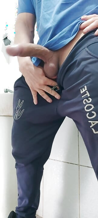 Un hombre brasileño bien dotado orinando y mostrando su pene grueso a sus amigas.