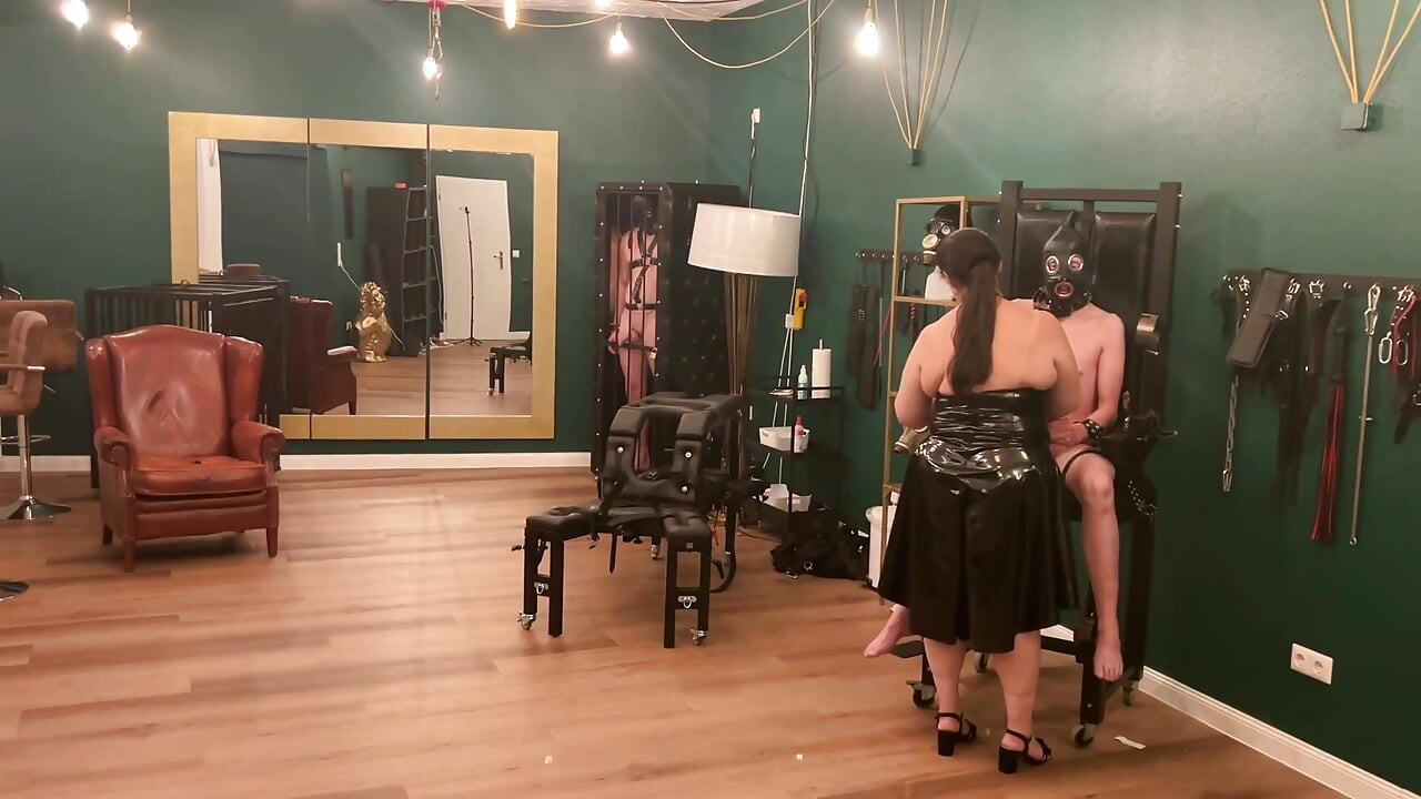 Latex dommes rekken de kont van de gebonden slaaf wijd open
