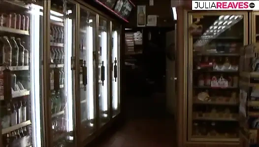 Blonde schätzchen lecken sich die muschis der anderen und ficken dann mit einem langen dildo