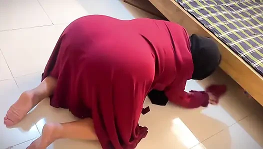 Ateşli teyze Arap otelde hizmetçilik yapmaya çalışırken yatağın altında sıkıştı ve büyük götünü soyunuyor