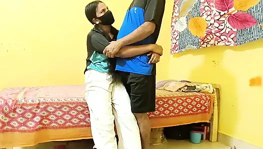 Güzel bir Hintli kadının zengin amcığıyla evde amatör sert seks - içinde porno Hintçe ses