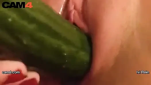 Web kamerası ateşli ivi rein uzun bir salatalık ile kendini oynuyor