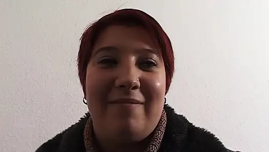 Транс-шлюшка Ahegao трахает пальцами задницу и поглаживает член