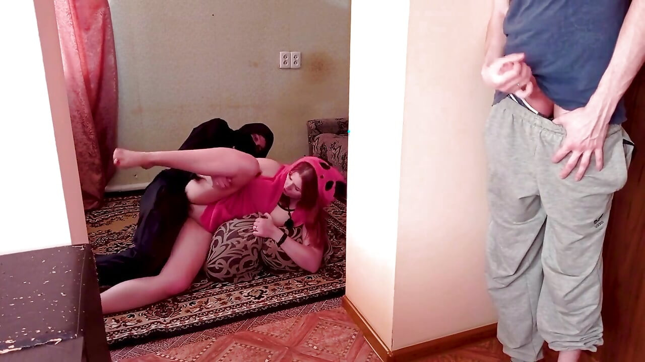 Lelaki menonton sebagai kekasih mengongkek awek remajanya