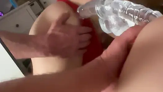 Mainan baru menggoda memeknya yang basah