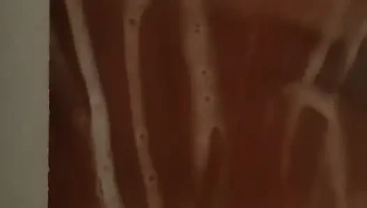 Üvey tezimi duşta yakaladım ve bu sevimli kızla seks yapmayı düşünmeyi bırakamıyorum