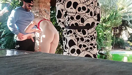 Bersenang-senang di taman pirang menuntut kontol