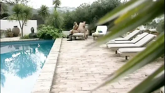 Üçlü seks - büyük yaraklı baldie havuzda büyük memeli bir esmer ve büyük götlü sarışınla sikişiyor