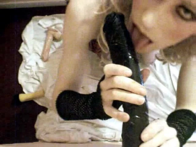 sissy cd tv sucks big black dildo