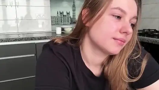 Sekretärin jucielussie flirtet direkt an ihrem schreibtisch im büro