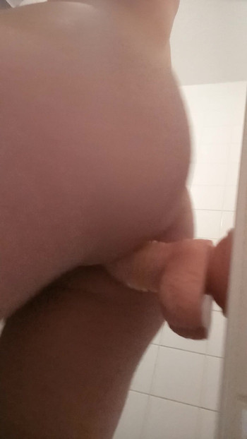 Mladi obješeni mladić jaše svoj prvi dildo od 7 inča