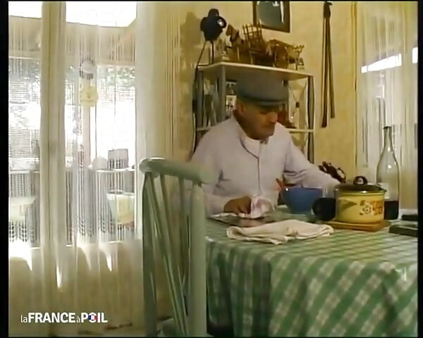 Uma assistente de cuidados domésticos muito dóceis e sacanagem!
