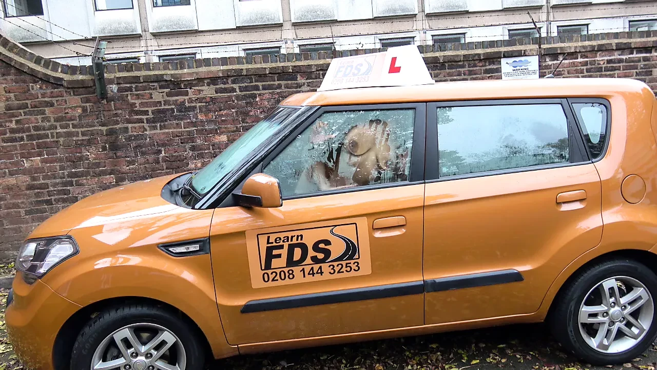 Fake Driving School британская неверная блондинка Loula Lou трахается
