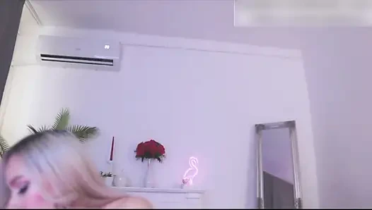 Yağlanmış bebek kendini parmaklıyor ve streaptease yapıyor