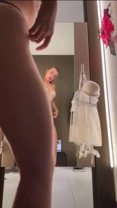 Crazy jucielussie in the public changing room | Clip 2