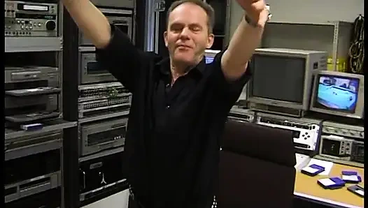 Зрелая блондинка сосет его член