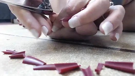 Отрезание длинных ногтей на ногах