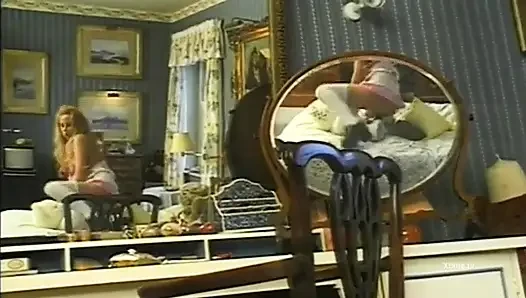 İki beyaz ve yaramaz üniversiteli kız odalarında zenci bir adam tarafından sikiliyor!