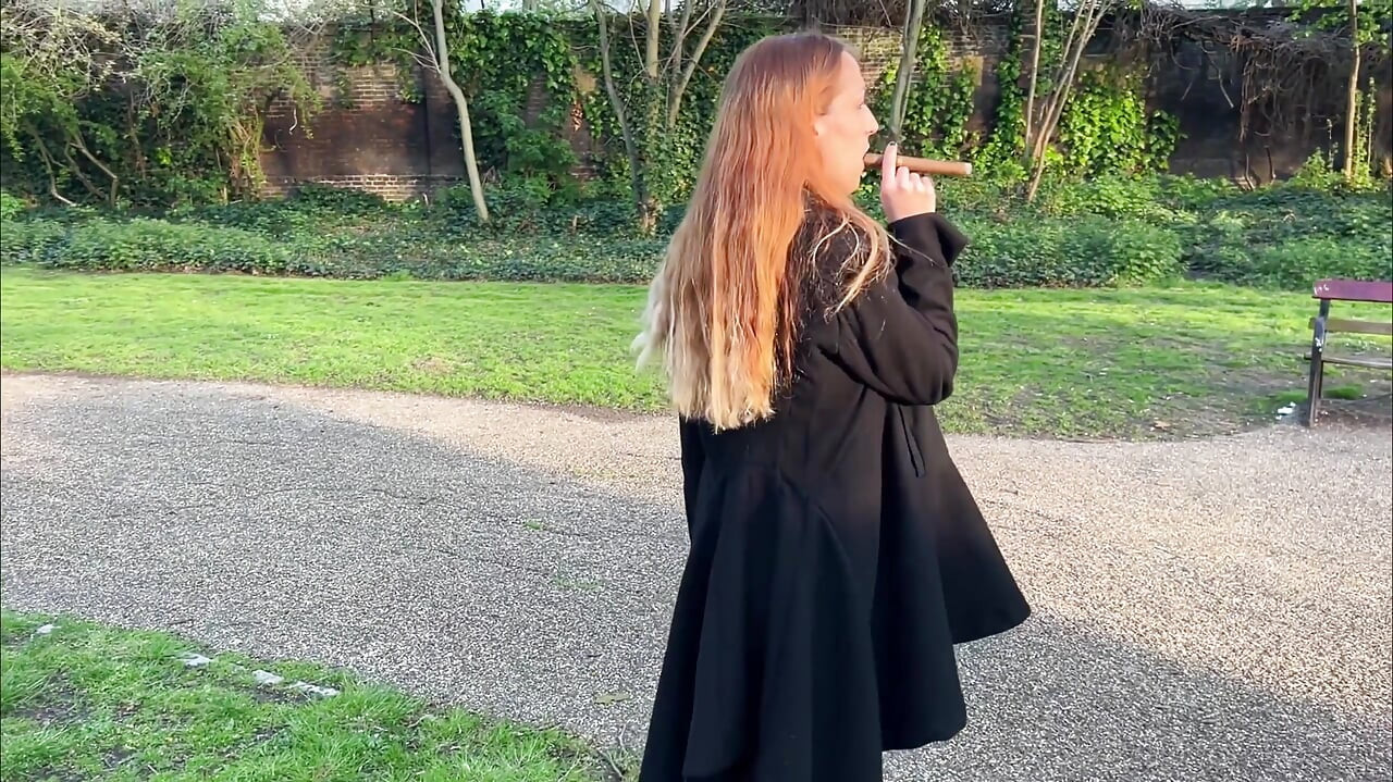 Liz Rainbow fumando un tabaco de Flor de Oliva al aire libre
