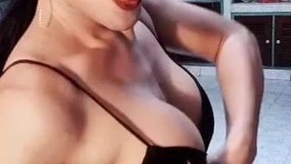 Ladyboy tańczy POV