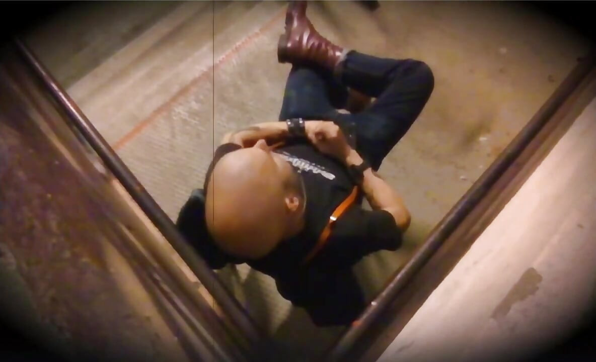 SKINHEAD se masturbando