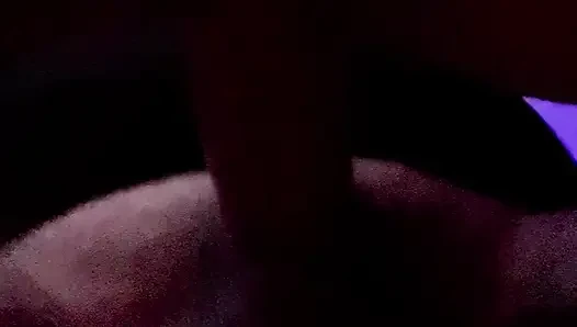 Горячая замужняя рыжая с сексуальными ступнями принимает огромный большой белый член сзади.