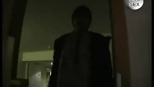 Kısa saçlı esmer o yapışkan beyaz zevk için yarak emiyor