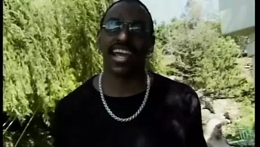 Horny guy sucks white girl's steamy pussy