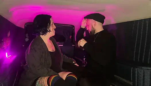 Beerdigungs-hausangestellte ficken auf dem rücken eines hearse - cliff media productions