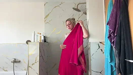 Pelacur pirang melihat mandi
