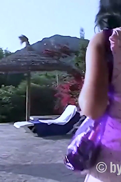 Koyu Saçlı Genç Kızı Sahilde Dildo Ile Dövdü