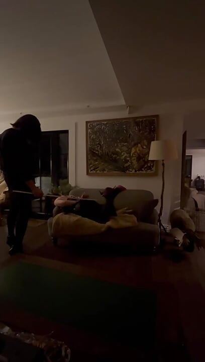 Sissy muž dobiva batine!