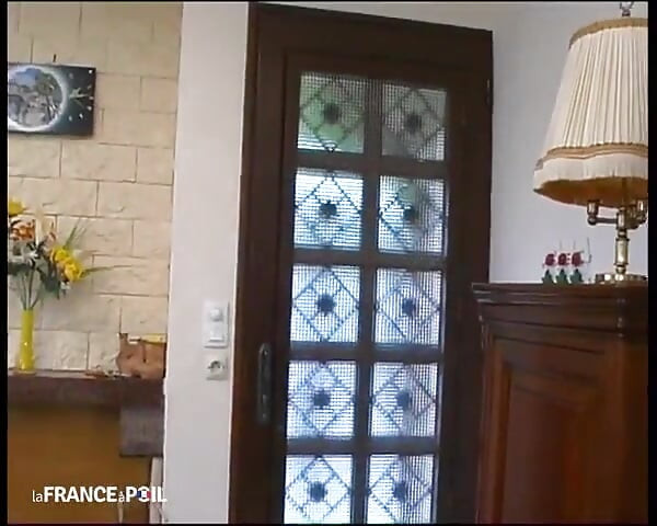 エミリーは初めてのキャスティングに小さなピンクのおそこを持って現れます。