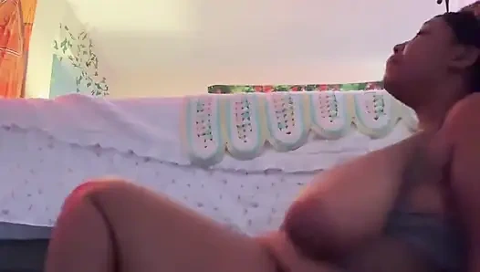 Sexy ebenholz mit dicken titten reitet ihre muschi hart mit einem riesigen dildo