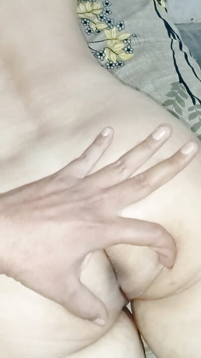 Noor ki Raseli leak hoti phudi ma jab Dala to ufff